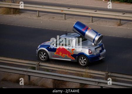 Mini-publicité Red Bull Energy Drink sur l'autoroute. Province de Malaga, Espagne. Banque D'Images