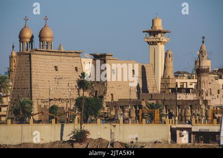 Vue panoramique sur le paysage de la ville de Louxor depuis le bord du Nil, Égypte Banque D'Images