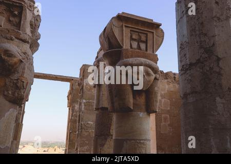 Statues de la déesse Hathor dans le sanctuaire Hathor du Temple de Hatshepsut près de Louxor, Égypte Banque D'Images