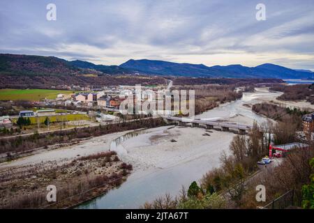 Vue sur la rivière Cinca depuis le village médiéval d'Ainsa, l'un des plus beaux sites d'Espagne, Huesca Banque D'Images