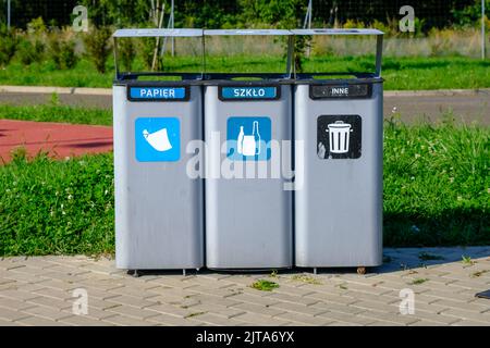 Bacs de tri des déchets en Pologne sur l'autoroute. Un arrêt de repos sur le côté de l'autoroute. Mixte, plastique et métal, papier, verre. Banque D'Images