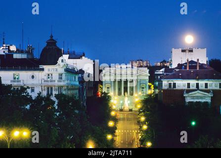 Madrid Ritz Hôtel, Musée du Prado la nuit. Vue surélevée la nuit avec pleine lune et lumières de la ville. Espagne, Europe Banque D'Images