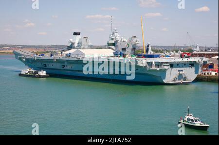 Vue sur le surporteur de l'avion Queen Elizabeth (R08) dans le port de Portsmouth, Portsmouth, Hampshire, Royaume-Uni Banque D'Images