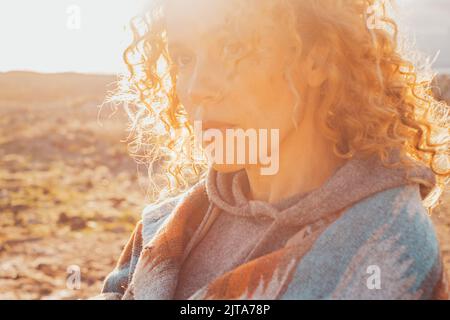 Portrait d'une belle femme regardant sur une heure ensoleillée de coucher de soleil. Les personnes en gros plan dans les activités de loisirs en plein air. Concept de voyage et de profiter de l'outdoo Banque D'Images