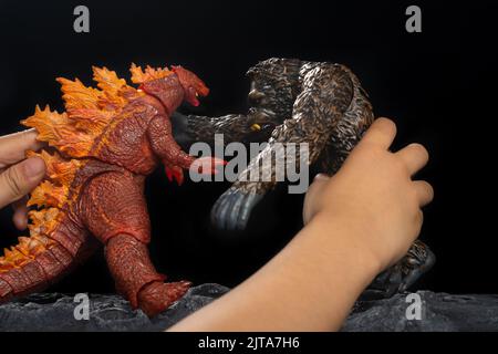 Zhongshan;China-7 mai 2021:gamin jouant avec Red Godzilla et King Kong à la maison. Banque D'Images