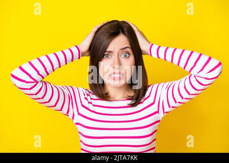 Gros plan photo de jeune femme mignon mains tenir tête confus peur erreur isolée sur fond jaune Banque D'Images