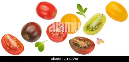 Tomber de tomates cerises colorées isolées sur fond blanc Banque D'Images