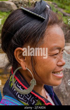 Vietnam, région de Sapa. Portrait d'une femme Hmong avec un contour d'oreille traditionnel.la tribu de colline Hmong prend soin de la plupart des touristes qui visitent le Banque D'Images