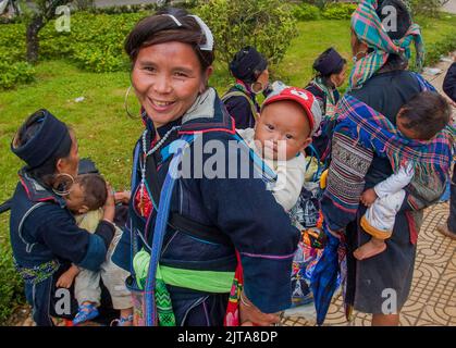 Vietnam, Sapa. Femme de la tribu Hmong Hill avec son bébé dans une élingue à l'arrière. Banque D'Images