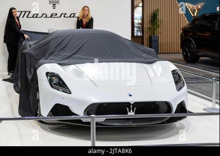 Riga, Lettonie, le 29 avril 2022 : présentation du bolide italien blanc Maserati MC20 à AUTO 2022 Banque D'Images