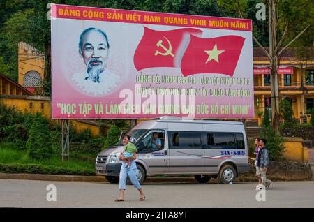 Vietnam, affiche politique représentant l'ancien chef Ho Chi Minh à Sapa.Sapa est une ville près de la frontière chinoise et populaire par les touristes à cause de la Banque D'Images