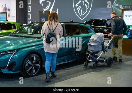 Riga, Lettonie, 29 avril 2022: Les gens se familiarisent avec la nouvelle voiture familiale Peugeot 308 sw Banque D'Images