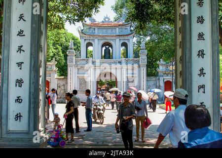 Vietnam, Hanoï Tempel de la littérature est le lieu où dans l'année 1050 la première université a été ouverte. Les meilleurs scolars ont été documentés sur le plat de pierre Banque D'Images