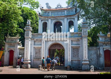 Vietnam, Hanoï Tempel de la littérature est le lieu où dans l'année 1050 la première université a été ouverte. Les meilleurs scolars ont été documentés sur le plat de pierre Banque D'Images