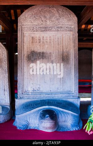 Vietnam, Hanoï Tempel de la littérature est le lieu où dans l'année 1050 la première université a été ouverte. Les meilleurs scolars ont été documentés sur le plat de pierre Banque D'Images