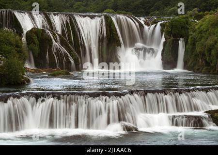 Una canyon avec cascades Strbacki buk dans le parc national una près de Kulen Vakuf, Bosnie-Herzégovine. Banque D'Images