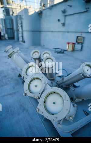 Le lance-balles est visible sur le pont d'un navire militaire naviguant sur la mer. Banque D'Images