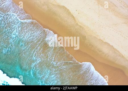 Une vue aérienne d'une plage pure Banque D'Images