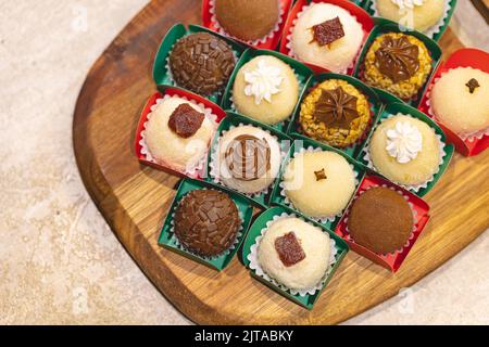 brigadeiro gastronomique brésilien en gros plan. Cuisine brésilienne, dessert. Sucré traditionnel au Brésil lors de fêtes et d'événements. Banque D'Images