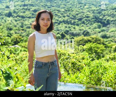 Jeune femme vietnamienne se promener dans un parc Banque D'Images