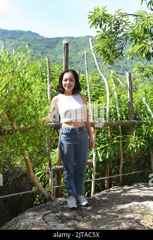 Jeune femme vietnamienne se promener dans un parc Banque D'Images