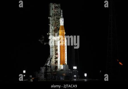 Floride, États-Unis, le 29 août 2022, la fusée SLS (Space Launch System) de la NASA avec l'engin spatial Orion à bord est vue au-dessus du lanceur mobile à Launch Pad 39B, le lundi 29 août 2022, Pendant que les équipes de lancement d'Artemis I chargent plus de 700 000 gallons de propulseurs cryogéniques, y compris de l'hydrogène liquide et de l'oxygène liquide, au fur et à mesure que le compte à rebours du lancement progresse au Kennedy Space Center de la NASA en Floride. L'essai en vol Artemis I de la NASA est le premier essai intégré des systèmes d'exploration spatiale profonde de l'agence : l'engin spatial Orion, la fusée SLS et les systèmes de soutien au sol. Le lancement de l'essai en vol non crewed est targete Banque D'Images