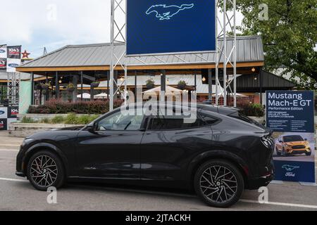 FERNDALE, MI/États-Unis - 20 AOÛT 2022 : un vus Ford Mustang Mach-E GT 2022 à Mustang Alley sur la route Woodward Dream Cruise. Banque D'Images