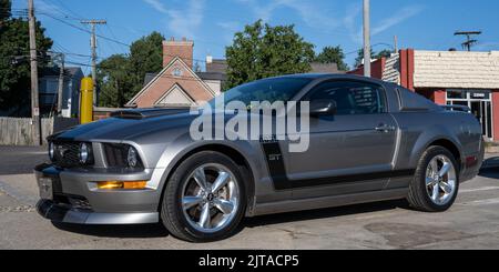 BIRMINGHAM, MI/États-Unis - 18 AOÛT 2022 : une voiture Ford Boss Mustang GT 2008 sur la route Woodward Dream Cruise. Banque D'Images