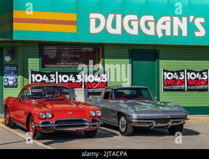 ROYAL OAK, MI/USA - 18 AOÛT 2022 : une Corvette 1961 et 1963 de Chevrolet au populaire pub irlandais Duggan sur la route de croisière Woodward Dream Cruise. Banque D'Images