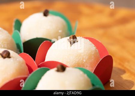 Petit baiser de noix de coco ( en portugais: Beijinho de coco ). Le 'Beijinho' est un bonbon brésilien typique généralement servi pour les fêtes d'anniversaire. Banque D'Images