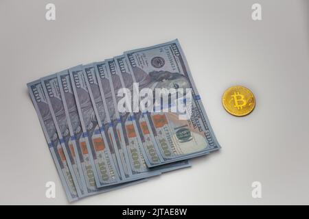 Vue rapprochée des billets de bitcoin et de dollar isolés sur fond blanc. Concept d'idée de dollar et de bitcoin Banque D'Images