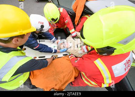Les pompiers utilisent des équipements spécialisés pour s'entraîner à extraire un statif avec des capteurs au centre de formation Cardiff Gate. Banque D'Images
