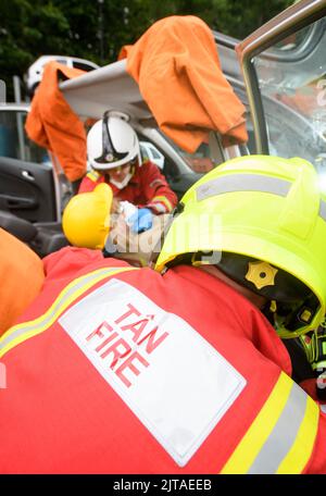 Les pompiers utilisent des équipements spécialisés pour s'entraîner à extraire un statif avec des capteurs au centre de formation Cardiff Gate. Banque D'Images