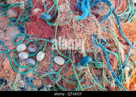 Filet de pêche, vue de dessus et vue rapprochée de filets de pêche colorés, Banque D'Images