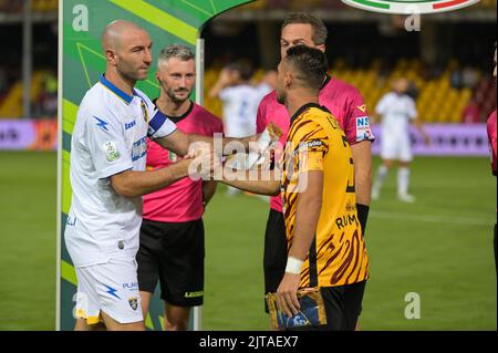 Les deux capitaines avant le coup d'envoi lors du match de la série italienne de football B 2022/2023 entre Benevento et Frosinone sur 28 août 2022 au stade Ciro Vigorito à Benevento en Italie Banque D'Images