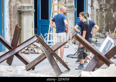 L'hôtel Grand, une ruine de la guerre de Homeland en 1991, représentera les ruines de la Seconde Guerre mondiale dans un nouveau film. Tout est en préparation lente pour le tournage et bien que peu de détails aient été révélés, ce qui est connu est que les ruines seront l'un des endroits où le tournage aura lieu dans la deuxième moitié du mois de septembre. Le film portera sur le légendaire photographe du magazine Vogue, Lee Miller, Qui sera joué par Kate Winslet (46). Le film est également mis en vedette Jude Law (49) et Marion Cotillard (46), à Dubrovnik, Croatie, le 29 août. 2022. Photo: Grgo Jelavic/PIXSELL Banque D'Images