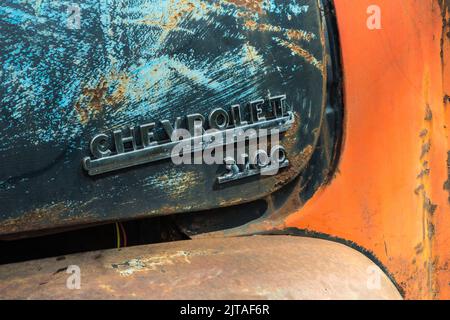 Gros plan d'un emblème Chevrolet sur un vieux pick-up 3100 rouillé Banque D'Images