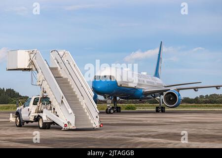 Kennedy Space Center, Floride, 29 août 2022. Les gens attendent le vice-président Kamala Harris et le deuxième monsieur Douglas Emhoff après leur arrivée pour assister au lancement du système de lancement spatial de la NASA avant la mission Artemis I sur orbite lunaire au Kennedy Space Center de l’agence en Floride le 29 août 2022. L'engin spatial non crevé se compose de la fusée Space Launch System et de l'engin spatial Orion. (Photo par Alex G Perez/Pool/ABACAPRESS.COM) Banque D'Images