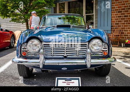 Highlands, Caroline du Nord - 10 juin 2022 : vue de face basse d'un cabriolet Triumph TR4 1963 lors d'un salon automobile local. Banque D'Images