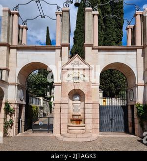 La Vittoriale degli Italiani a été conçue par Gabriele d'Annunzio. C'est un complexe de bâtiments, rues, places, théâtre en plein air, jardins et wa Banque D'Images