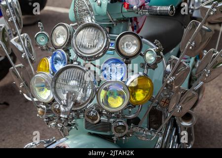 Mods vespa scooter personnalisé recouvert de miroirs Banque D'Images