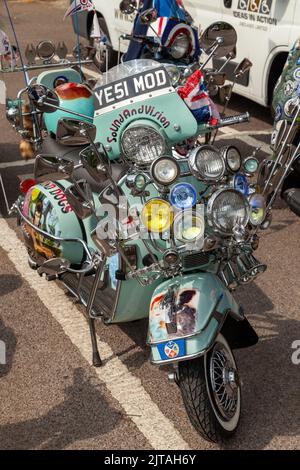 Mods vespa scooter personnalisé recouvert de miroirs Banque D'Images