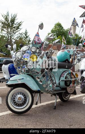 Mods vespa scooter personnalisé recouvert de miroirs Banque D'Images