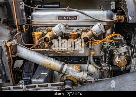 Highlands, NC - 11 juin 2022 : vue détaillée du moteur intérieur d'un souffleur Bentley 1927 de 4,5 litres lors d'un salon de voiture local. Banque D'Images