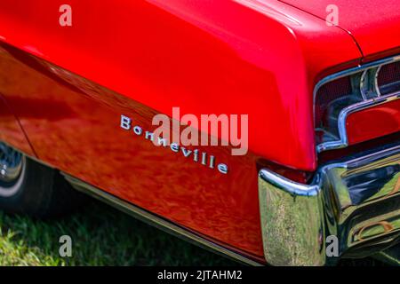 Statesboro, GA - 17 mai 2014 : faible profondeur de champ, gros plan du panneau de custode et détails de coin arrière d'une Bonneville 1967 de Pontiac. Banque D'Images