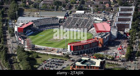 Vue aérienne de l'Emirates Old Trafford Cricket Ground à Manchester, prise juste avant le début de la 1ère journée de jeu Angleterre V Afrique du Sud Banque D'Images