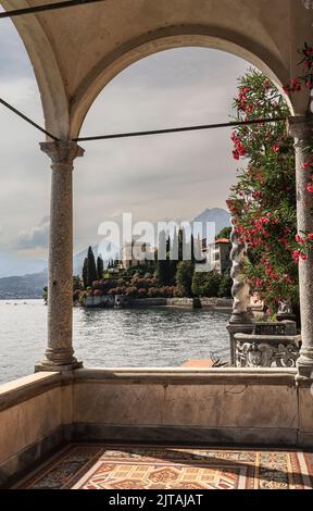 Vue romantique de la Villa Monastero à Varenna. Scène verticale de la ville italienne entourée de montagnes au lac de Côme. Banque D'Images