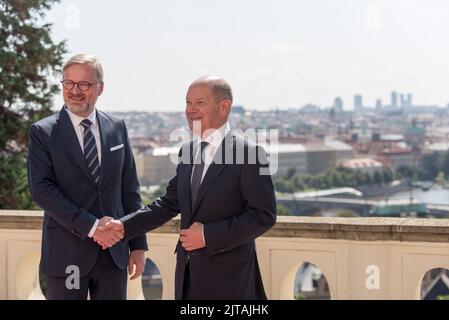 Prague, République tchèque. 29th août 2022. Le chancelier allemand OLAF Scholz (R) et le Premier ministre tchèque Petr Fiala (L) se sont réunis avant une réunion conjointe à Prague. OLAF Scholz (SPD) est en première visite officielle en République tchèque, où il discute avec son homologue tchèque de la situation actuelle en Ukraine, de la sécurité énergétique de l'Union européenne et des relations entre l'Allemagne et la République tchèque. Crédit : SOPA Images Limited/Alamy Live News Banque D'Images