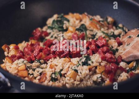 Repas orzo chaud dans une casserole avec potiron Banque D'Images