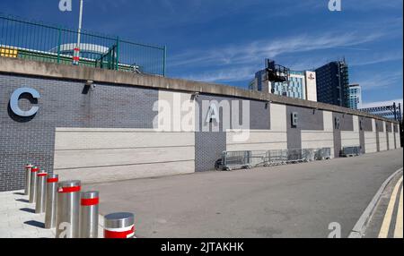 Mur et signalisation de la gare centrale de Cardiff, entrée arrière. Août 2022. été Banque D'Images